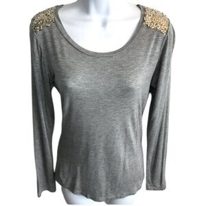 🔴 4/$15 Women’s S gray & gold sequin shoulder detail long sleeve t-shirt NWOT